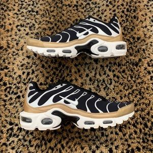 nike air max plus womens black and gold